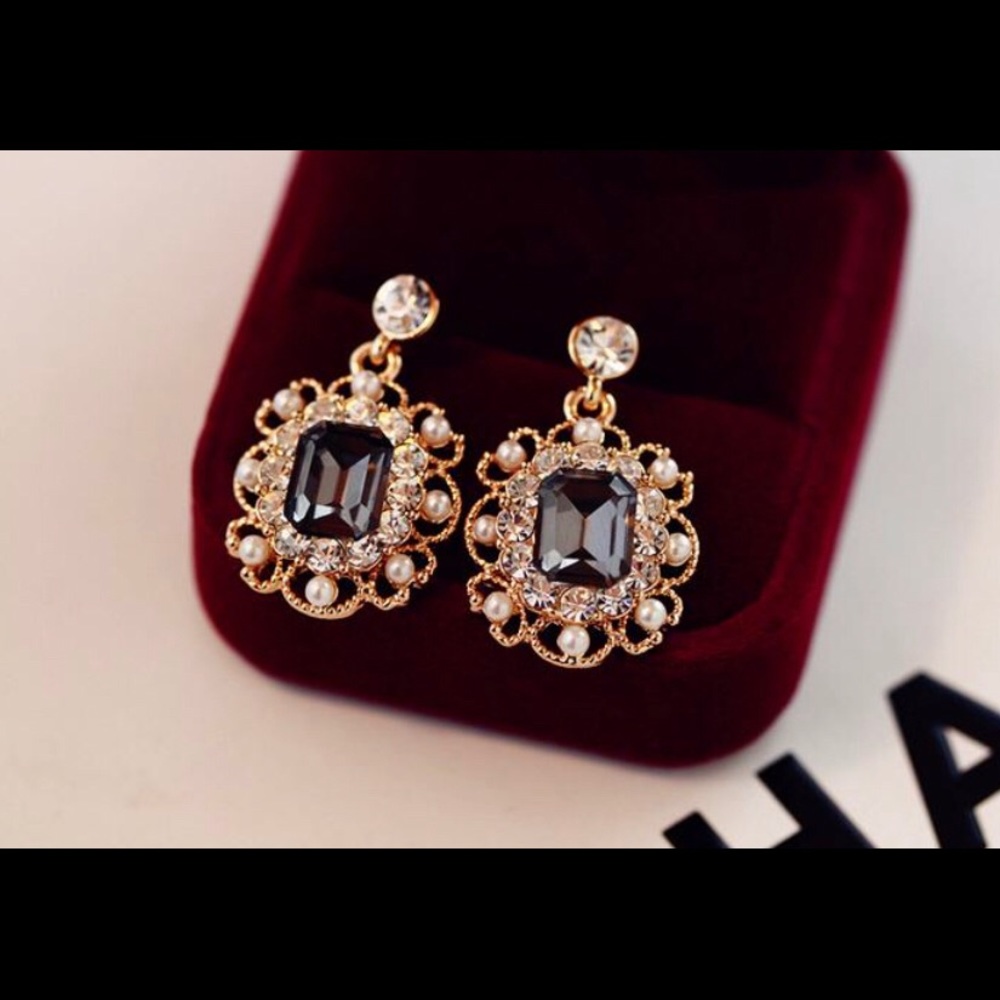 NEW Trendy Gold Earring Encrusted with Rhinestones & Pearl in EMERALD/GRAY Stone
